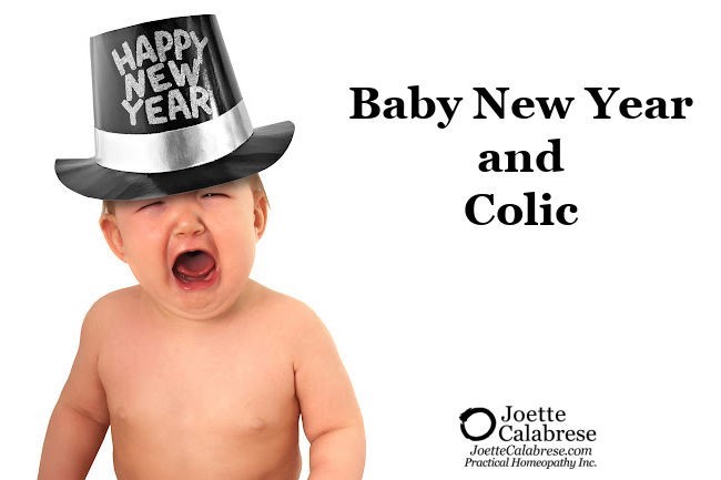 Schreiendes Baby mit "Happy New Year"-Hut, Bildaufschrift "Baby New Year and Colic"