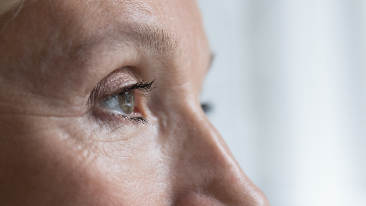 Nahaufnahme von Auge und Nase im Profil, feine Falten im Augenwinkel