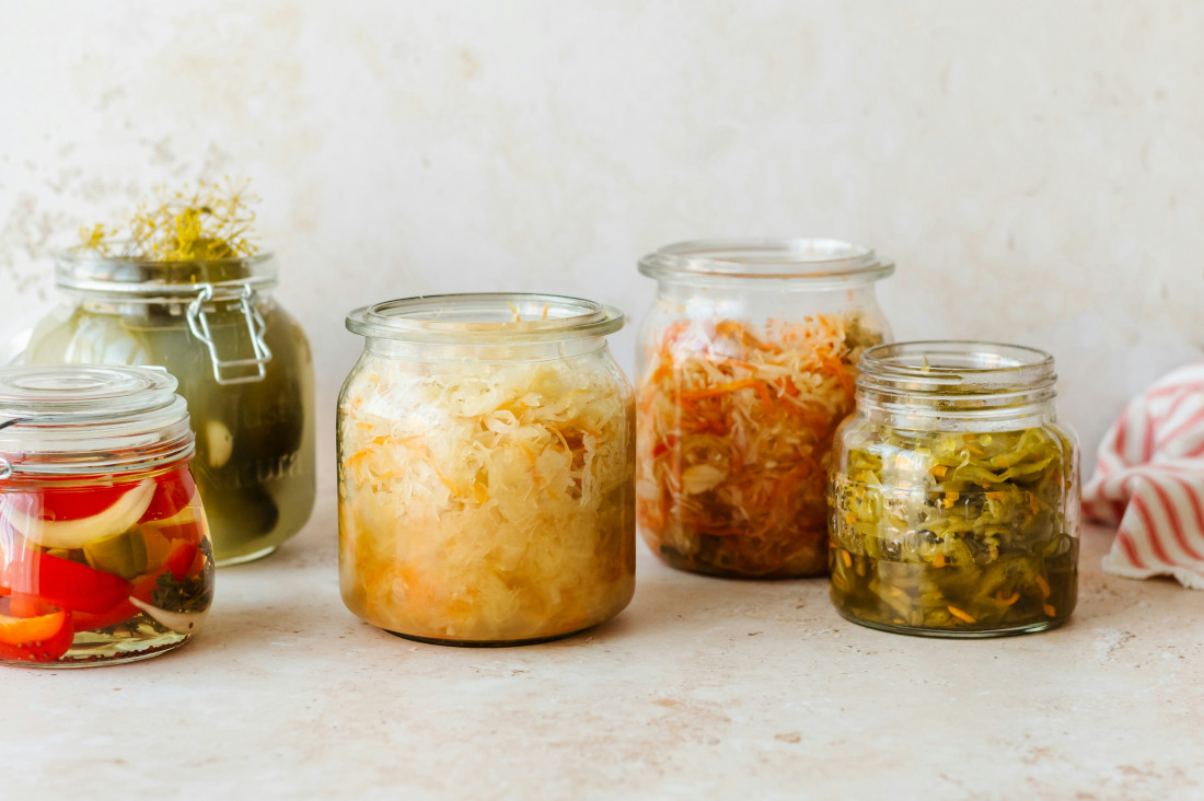 Gläser mit verschiedenem fermentierten Gemüse